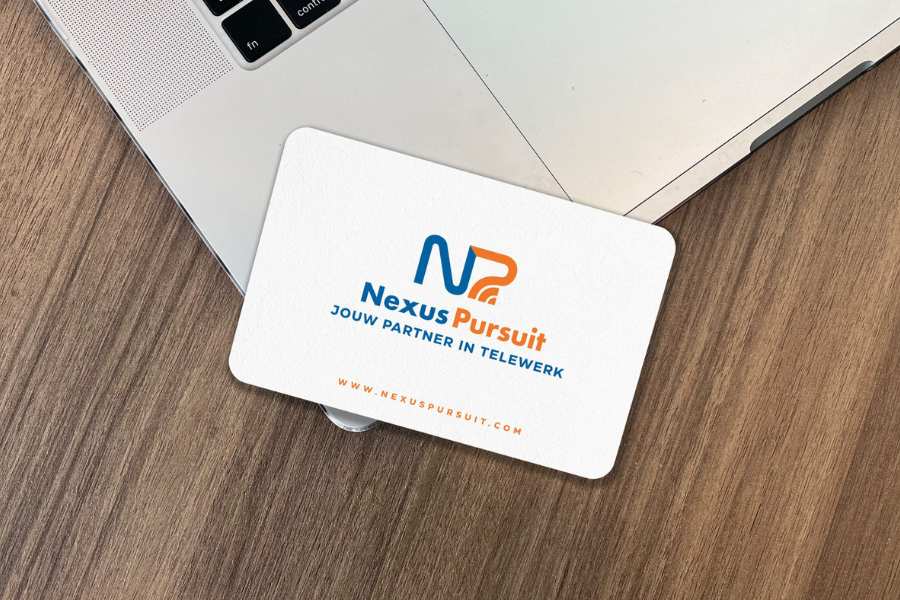 Visitekaartje van Nexus Pursuit op een laptop 