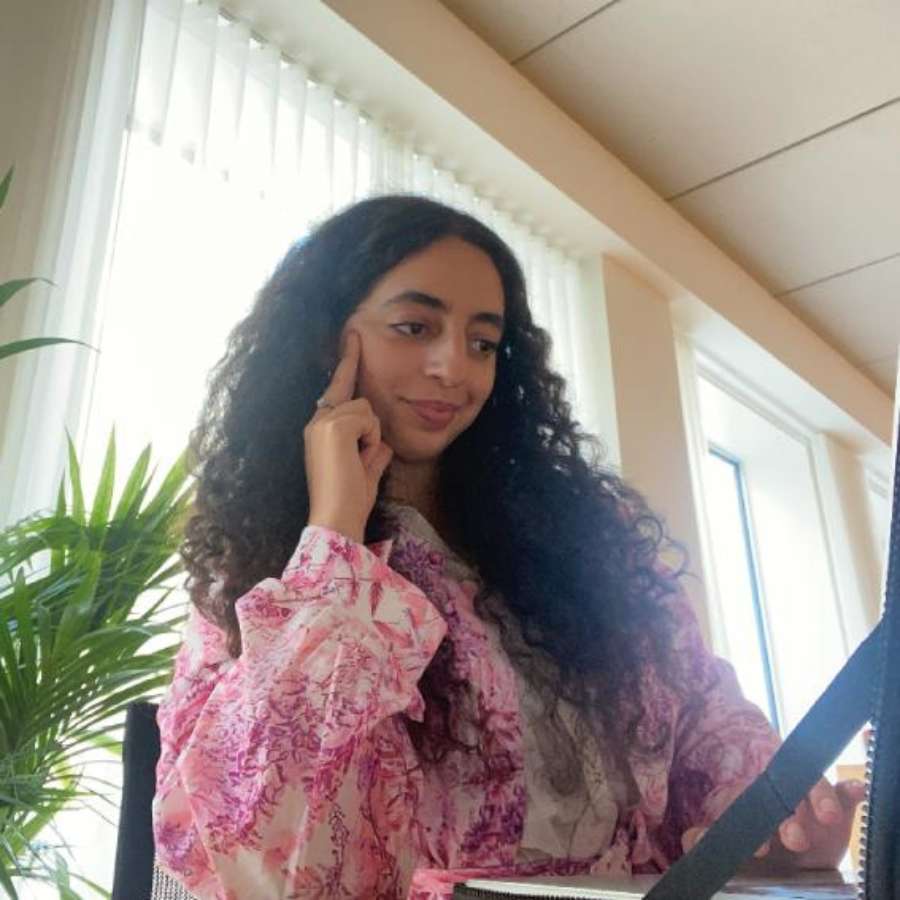 Mariem aan het werk met de laptop