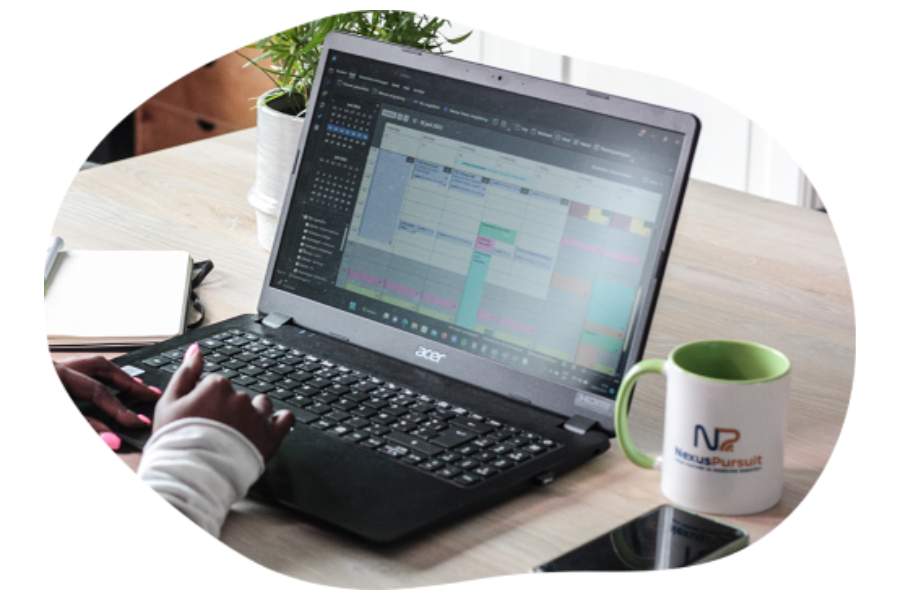 Een Nexus Pursuit professional aan het werk met jouw planning en agendabeheer