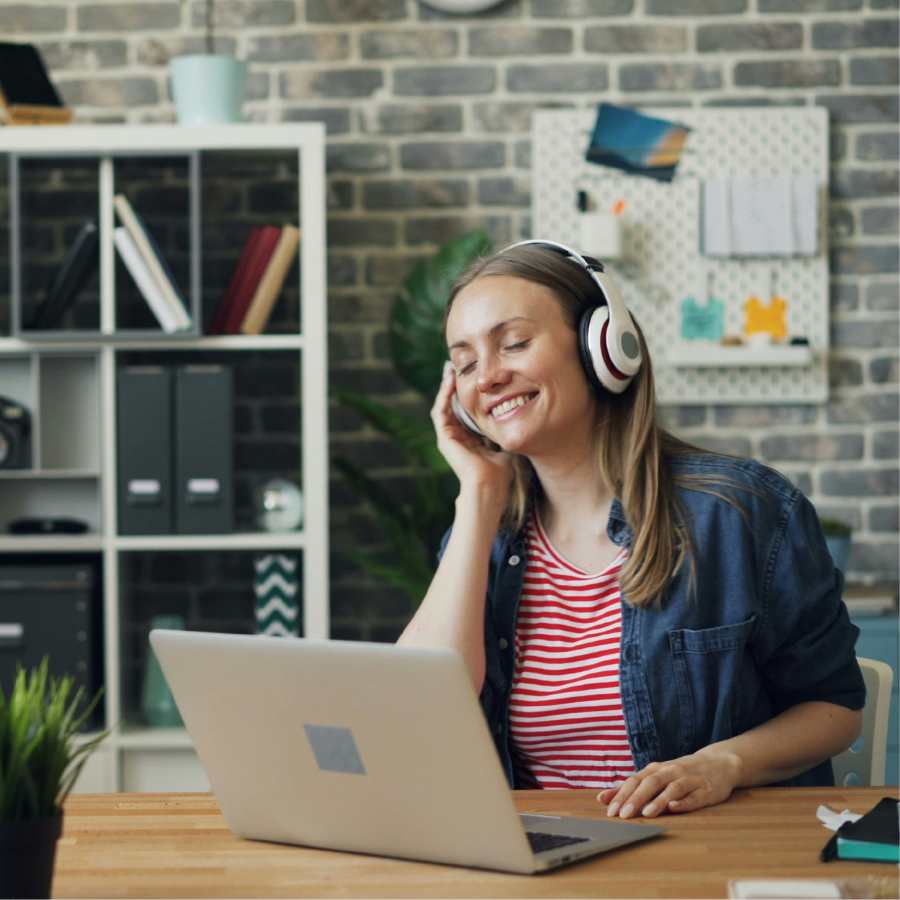 Virtueel assistent thuis aan het werk met koptelefoon